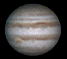 Jupiter
Thanks to Sylvain posting a "Ju-Ju" <G> processing tutorial over at QCUIAG I finally started to get some better results!

These are 10 second AVI's (320x240 at 30fps) captured with Vega Pro that were registered and stacked using AVI2BMP. I don't any reject images from the stack as I'm a really lazy bugger and going through 300 images looking for more fuzz / less fuzz just doesn't turn me on. Maybe I should but hey...

The trick I learned from Sylvain was to resize your source image to 2x or 3x the original and to un-sharp mask pretty heavily the larger image. When you re-size back to a smaller image you soon find you can get away with a _lot_! These were taken in 320x240 mode but these results are 2x the size of the original having done a first un-sharp mask at 3x the original. The final touch is a light gaussian blur to give the image a smoother effect.

Here is a link to Sylvain's processing tutorial:
[url=http://sweiller.free.fr/JTocT_US.html]http://sweiller.free.fr/JTocT_US.html[/url]
