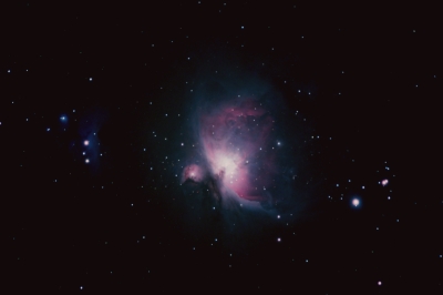 M42 - The Orion Nebula
This D70 version of M42 is still a work in progress. Taken with the D70 mounted at prime focus on the FSQ-106.

The story so far:

50 x 30 second integrations @ ISO 400
23 x 30 second integrations @ ISO 1600
27 x 60 second integrations @ ISO 1600

Total integration time is 3810 seconds or 63.5 minutes
Keywords: M42 Orion Nebula